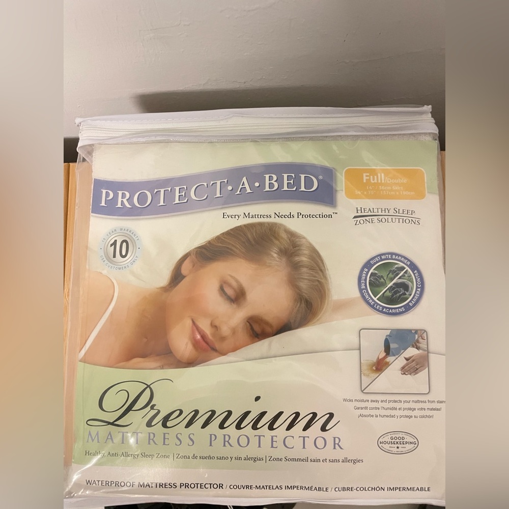 NWT in original packaging Full size Waterproof Premium fitted mattress protector